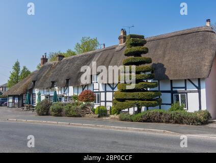 Il pub di campagna Crown Inn nel bel villaggio rurale di Kings Somborne vicino Stockbridge in Hampshire, Inghilterra, Regno Unito Foto Stock