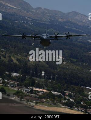 Un aereo da carico Super Hercules dell'Aeronautica militare statunitense C-130J del 115esimo Squadrone della Guardia aerea della California, 146th Airlift Wing, con sede a Port Hueneme, California, vola sopra Camarillo, California, 14 maggio 2020. Il volo fa parte di un saluto nazionale da parte dei militari per onorare i professionisti medici e altri lavoratori essenziali che servono in prima linea della pandemia COVID-19. (STATI UNITI Air National Guard Photo Tech. SGT. Nieko Carzis). Foto Stock