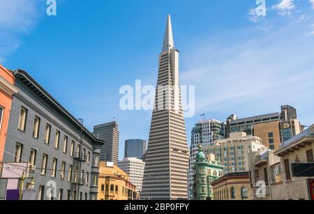 La scena del centro cittadino di San Francisco con un sacco di costruire il giorno per solo uso editoriale. -Sparare il 20/04/16. Foto Stock