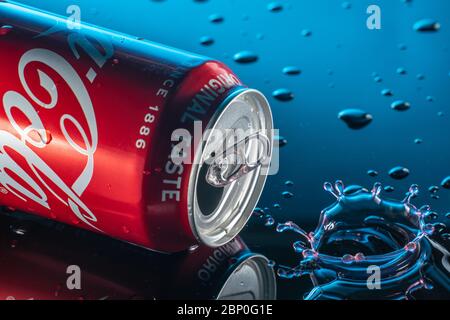 Bedford, Regno Unito, maggio 16,2020. Coca Cola può con spruzzi d'acqua su sfondo nero e gocce d'acqua Foto Stock