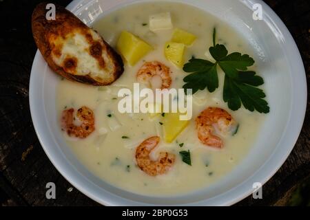 Zuppa di crema di asparagi con gamberi e pane all'aglio Foto Stock