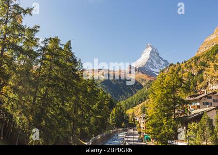 Paesaggio di montagna Matterhorn vista dal ponte di Kirchbrucke con la fila di verde prato pino e Gornera fiume a Zermatt, Svizzera Foto Stock