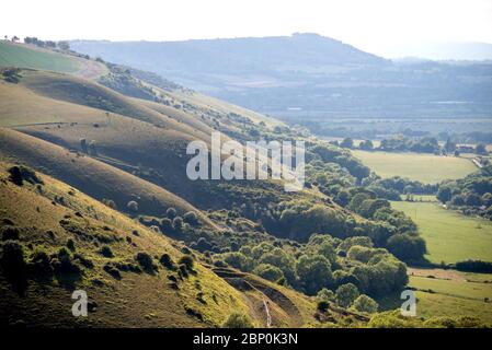 Brighton, Regno Unito. 16 maggio 2020. La scarpata di Fulking da Devil's Dyke in Sussex nel tardo pomeriggio. L'accesso a questa vista da un parcheggio National Trust è stato riaperto la scorsa settimana. Credit: Andrew Hasson/Alamy Live News Foto Stock