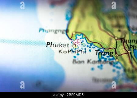 Profondità di campo poco profonda focalizzazione sulla mappa geografica posizione dell'isola di Phuket in Thailandia Indocina Asia continente sull'atlante Foto Stock