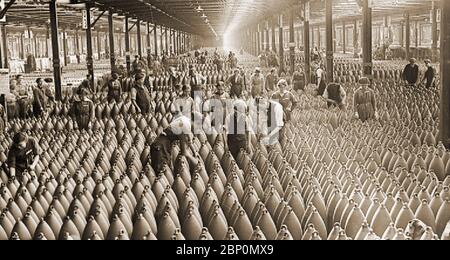 WWI - IMPIANTI PER MUNIZIONI NEL REGNO UNITO. Produzione di conchiglie a Chilwell, Nottinghamshire. Il 1° luglio 1918, 134 persone sono state uccise in un'esplosione presso la National Shell Filling Factory n. 6 . Oltre 250 persone sono rimaste ferite nell'esplosione. Questa tragedia rimane il maggior numero di morti causate da una sola esplosione in Gran Bretagna Foto Stock