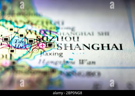 Profondità di campo poco profonda focalizzazione sulla posizione geografica della città di Shanghai nel continente cinese Asia sull'atlante Foto Stock