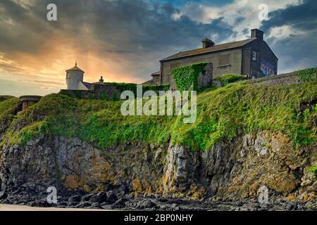 Antico forte inglese situato sul bordo di una scogliera. Foto Stock