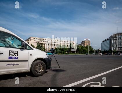 Bucarest/Romania - 05.17.2020: Telegiornale della televisione Digi 24 che riprende la protesta del coronavirus in Piazza Victoriei (Piata Victoriei), davanti a te Foto Stock