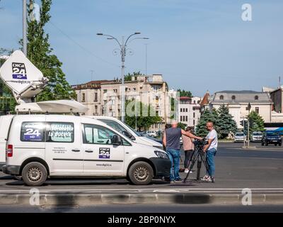 Bucarest/Romania - 05.17.2020: Telegiornale della televisione Digi 24 che riprende la protesta del coronavirus in Piazza Victoriei (Piata Victoriei), davanti a te Foto Stock