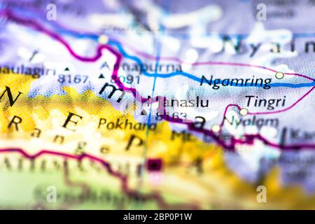 Profondità di campo poco profonda focalizzazione sulla mappa geografica posizione del Monte Manaslu in Nepal nel continente asiatico sull'atlante Foto Stock