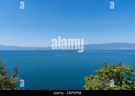 Vista panoramica dell'orizzonte sul Lago Ohrid, Macedonia del Nord. Patrimonio naturale e culturale dell'UNESCO. Agosto 2019 Foto Stock