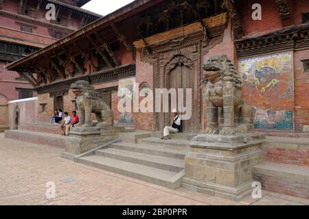 Lalitpur Nepal - Patan Durbar edificio con statue di leoni Foto Stock