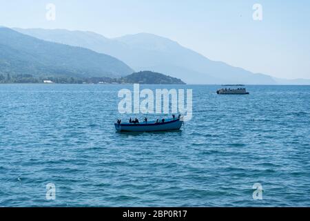 Gli uccelli sono seduti sulla barca che è parcheggiata a Ohrid, Macedonia del Nord. Lago famoso e UNESCO WHS. Agosto 2019 Foto Stock