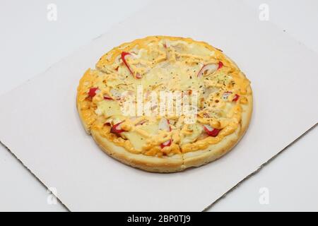 Pizza con pollo e salsiccia isolato su sfondo bianco. Foto Stock