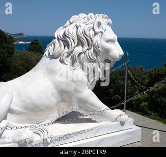 Alupka, Crimea - Luglio 10. 2019. Leone sul portico della facciata meridionale del Palazzo Vorontsov Foto Stock