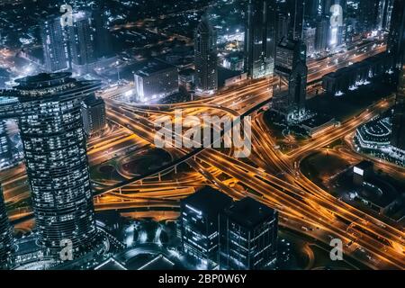 Skyline notturno del centro di Dubai dal tetto con grande incrocio stradale, Dubai, Emirati Arabi Uniti. Foto Stock