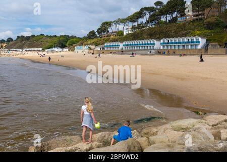 Poole, Dorset UK. 17 maggio 2020. Meteo per il Regno Unito: Calde e soleggiate alle spiagge di Poole, mentre i beachgoers si dirigono verso il mare per godersi il sole il primo fine settimana dopo i cambiamenti per alleviare le restrizioni di Coronavirus che le persone possono sedersi o prendere il sole sulla spiaggia quanto desiderano, purché aderiscano alle distanze sociali. Credit: Carolyn Jenkins/Alamy Live News Foto Stock