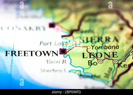 Profondità di campo poco profonda focalizzazione sulla posizione geografica della città di Freetown nel continente africano della Sierra Leone sull'atlante Foto Stock