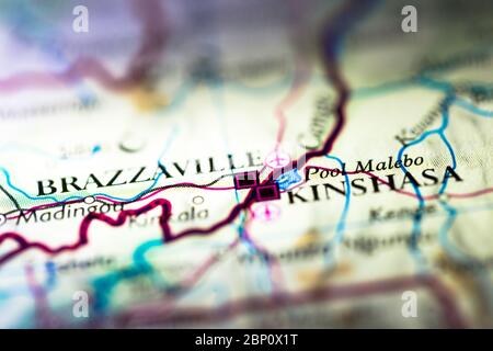 Profondità di campo poco profonda fuoco sulla mappa geografica posizione di Kinshasa Brazzaville città gemella nella Repubblica Democratica del Congo continente africano su AT Foto Stock