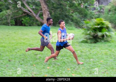 Gli uomini delle Fiji giocano a rugby nel parco locale di Sigatoka (Singatoka), Figi. Foto Stock