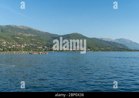 Ohrid, Macedonia del Nord: lago e montagne e cielo blu bello. Agosto 2019 Foto Stock