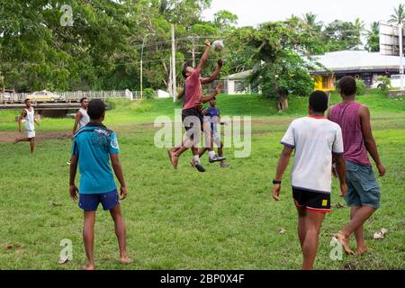 Gli uomini delle Fiji giocano a rugby nel parco locale di Sigatoka (Singatoka), Figi. Foto Stock