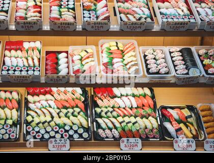 Tokyo, Giappone - 11 Febbraio 2020: Cibo tradizionale giapponese, sushi e sashimi, esposizione realistica di cibo di plastica con i tag di prezzo a Tokyo, Giappone Foto Stock