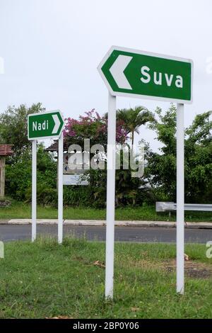 Indicazioni stradali per Suva e Nadi in Korotogo, viti Levu, Fiji, Sud Pacifico. Foto Stock