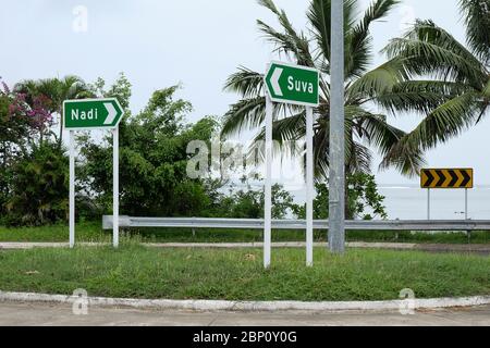 Indicazioni stradali per Suva e Nadi in Korotogo, viti Levu, Fiji, Sud Pacifico. Foto Stock