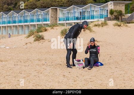 Poole, Dorset UK. 17 maggio 2020. Meteo per il Regno Unito: Calde e soleggiate alle spiagge di Poole, mentre i beachgoers si dirigono verso il mare per godersi il sole il primo fine settimana dopo i cambiamenti per alleviare le restrizioni di Coronavirus che le persone possono sedersi o prendere il sole sulla spiaggia quanto desiderano, purché aderiscano alle distanze sociali. Preparatevi a fare una nuotata. Credit: Carolyn Jenkins/Alamy Live News Foto Stock