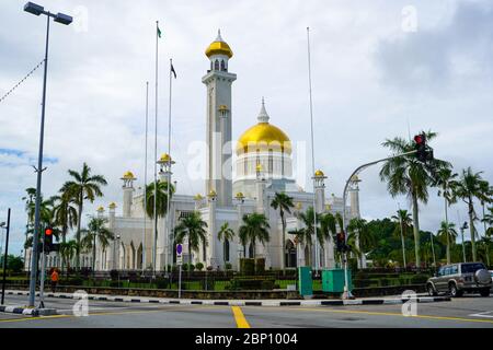 Palme di fronte alla moschea Omar Ali Saifuddien a Bandar seri Begawan, la capitale del Brunei. Foto Stock