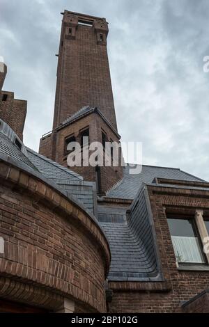 Primo piano di una parte di Jachthuis Sint Hubertus, l'ex residenza di Hélène e Anton Kröller-Müller, nel Parco Nazionale De Hoge Veluwe, Gelderland, Net Foto Stock