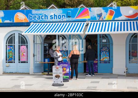Poole, Dorset UK. 17 maggio 2020. Meteo per il Regno Unito: Calde e soleggiate alle spiagge di Poole, mentre i beachgoers si dirigono verso il mare per godersi il sole il primo fine settimana dopo i cambiamenti per alleviare le restrizioni di Coronavirus che le persone possono sedersi o prendere il sole sulla spiaggia quanto desiderano, purché aderiscano alle distanze sociali. Credit: Carolyn Jenkins/Alamy Live News Foto Stock