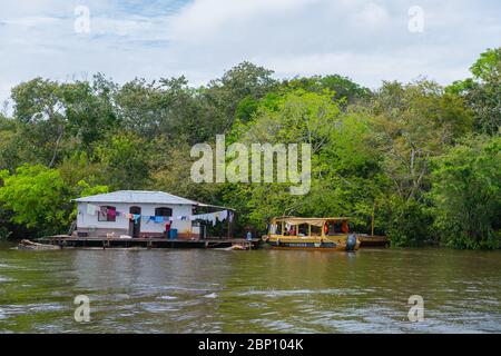 Bambini della scuola che vengono trasportati a casa per mezzo di barca, Amazzonas fiume vicino Manaus, l'Amazzonia, Brasile, America Latina Foto Stock