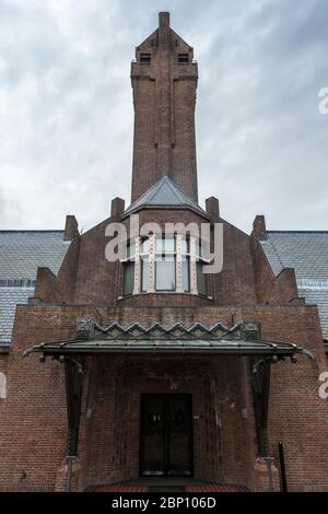 L'imponente e un po' proibente ingresso al Jachthuis Sint Hubertus, ex residenza di Hélène e Anton Kröller-Müller, in De Hoge Veluwe N. Foto Stock