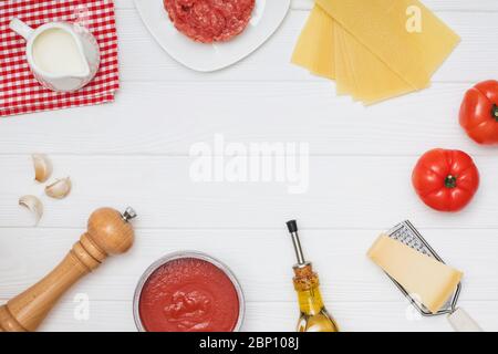 Ingredienti per la preparazione di lasagne tradizionali. Foto Stock