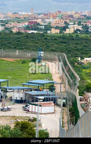 MELILLA, SPAGNA-APRILE 21 : lato spagnolo del confine di passaggio di Farhana e la recinzione perimetrale che separa l'enclave di Melilla e Marocco il 21,2010 aprile a Melilla, Spagna. La recinzione che segna il confine intorno all'enclave spagnola nel nord del Marocco è stata costruita per scoraggiare gli immigrati clandestini dal tentare di entrare a Melilla. ( Foto di Jordi Cami) Foto Stock