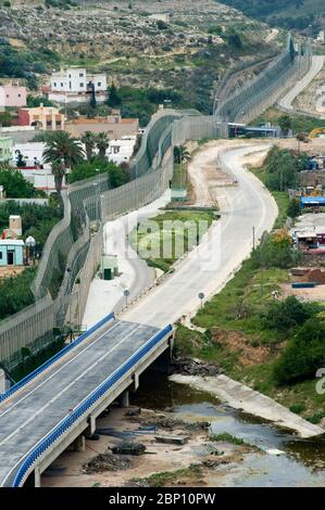 MELILLA, SPAGNA-APRILE 21 : recinzione perimetrale che separa l'enclave spagnola di Melilla e Marocco il 21,2010 aprile a Melilla, Spagna. La recinzione che segna il confine intorno all'enclave spagnola nel nord del Marocco è stata costruita per scoraggiare gli immigrati clandestini dal tentare di entrare a Melilla. ( Foto di Jordi Cami) Foto Stock