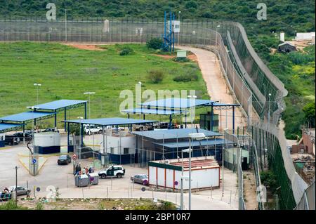 MELILLA, SPAGNA-APRILE 21 : lato spagnolo del confine di passaggio di Farhana e la recinzione perimetrale che separa l'enclave di Melilla e Marocco il 21,2010 aprile a Melilla, Spagna. La recinzione che segna il confine intorno all'enclave spagnola nel nord del Marocco è stata costruita per scoraggiare gli immigrati clandestini dal tentare di entrare a Melilla. ( Foto di Jordi Cami/) Foto Stock