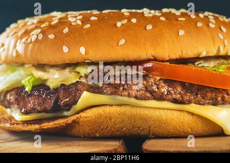 Hamburger o hamburger fatti in casa con carne succulenta, formaggio e verdure, fast food, macro foto. Foto Stock