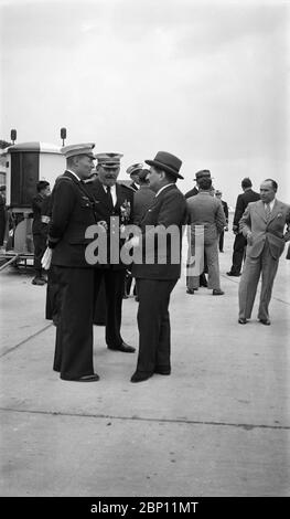 20 agosto 1937. Fotografia in bianco e nero d'epoca che mostra la corsa aerea di Istres-Damasco-Paris. È stato organizzato dall'Aero Club de France. La gara ha avuto 22 partecipanti, ma solo 13 hanno iniziato la gara, e 9 hanno completato il corso. Gli italiani Ranieri Cupini & Amadeo Paradisi hanno vinto nel loro aereo Savoia-Marchetti S-79. La foto mostra alcuni dei dignitari militari e civili all'evento. Foto Stock