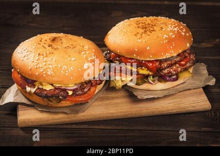 Due grandi hamburger fatti in casa o hamburger con carne arrosto grande, primo piano. Foto Stock