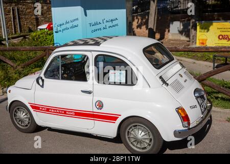 White Fiat Abarth 595, gara di auto classiche italiane nella gara di Coppa del Chiant in Chianti, Toscana, Italia Foto Stock