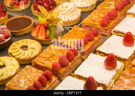 Selezione di torte varie in vetrina, Dubai Mall, Dubai, Emirati Arabi Uniti Foto Stock