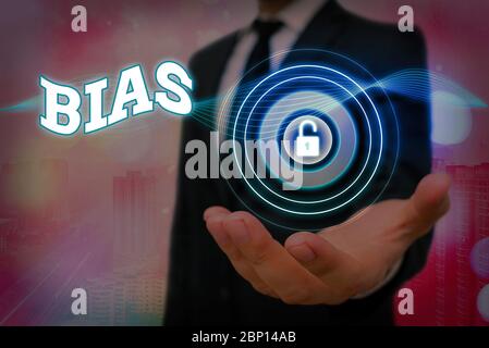 Bias testo scrittura manuale. Inclinazione o pregiudizio concettuale per o contro un singolo gruppo Foto Stock