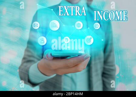 Cartello con testo che mostra reddito extra. Foto di business che mostra fondi aggiuntivi ricevuti o guadagnati da una base non regolare Foto Stock