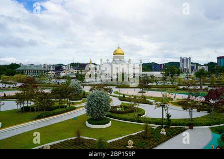 Omar Ali Saifuddien Moschea sullo sfondo del bellissimo parco di Badar seri Begawan, Brunei. Novembre 2019 Foto Stock