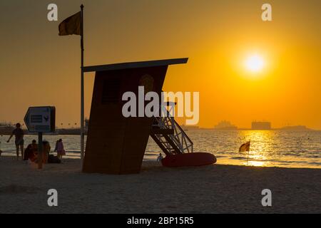 Tramonto e bagnino a Jumeirah Beach, Dubai, Emirati Arabi Uniti, Medio Oriente Foto Stock