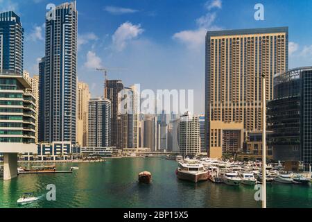 Canale di lusso Dubai Marina in estate con edifici alti sullo sfondo, emirati Arabi Uniti. Foto Stock