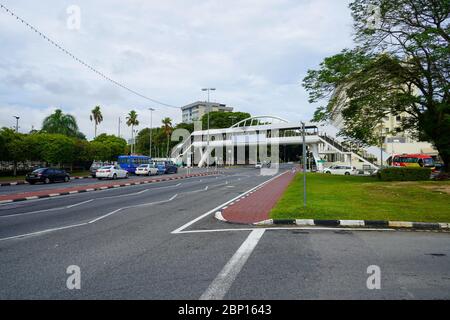 Segni stradali, marciapiede, cavalcavia e diversi alberi di Bandar seri Begawan, Brunei. Novembre 2019 Foto Stock